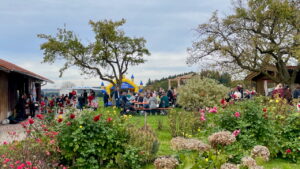 Viele Besucher beim Kirta-Hutschen in Einharting