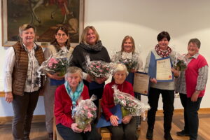 Gruppenaufnahme der geehrten Mitglieder mit Blumen