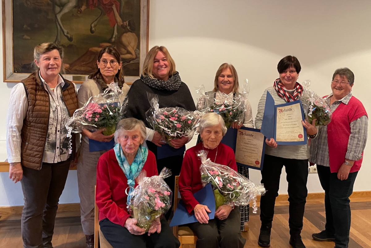 Gruppenaufnahme der geehrten Mitglieder mit Blumen