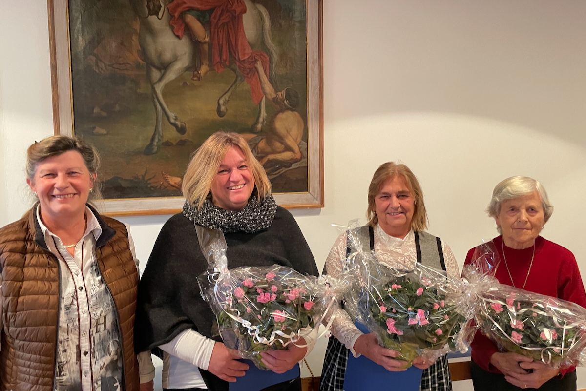 Mitglieder der Frauengemeinschaft mit Blumensträußen