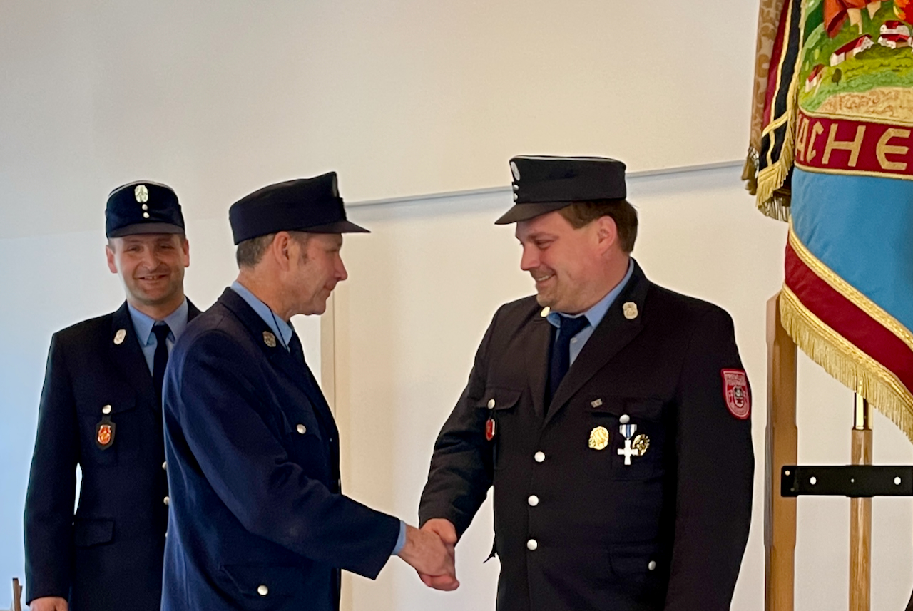 Übergabe zwischen Feuerwehrkameraden
