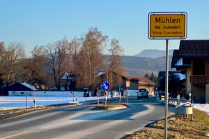 Ortseingangsschild Mühlen an einer winterlichen Straße
