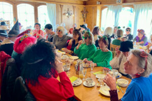 Viele kostümierte Frauen beim gemeinsamen Frühstück