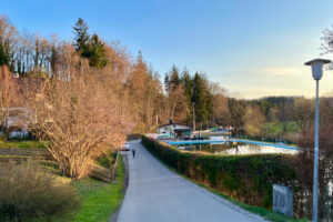 Straße und Freigelände im Bereich Am Schwimmbad