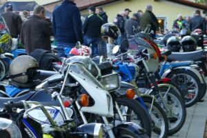 Reihe historischer Motorräder beim Oldtimertreffen