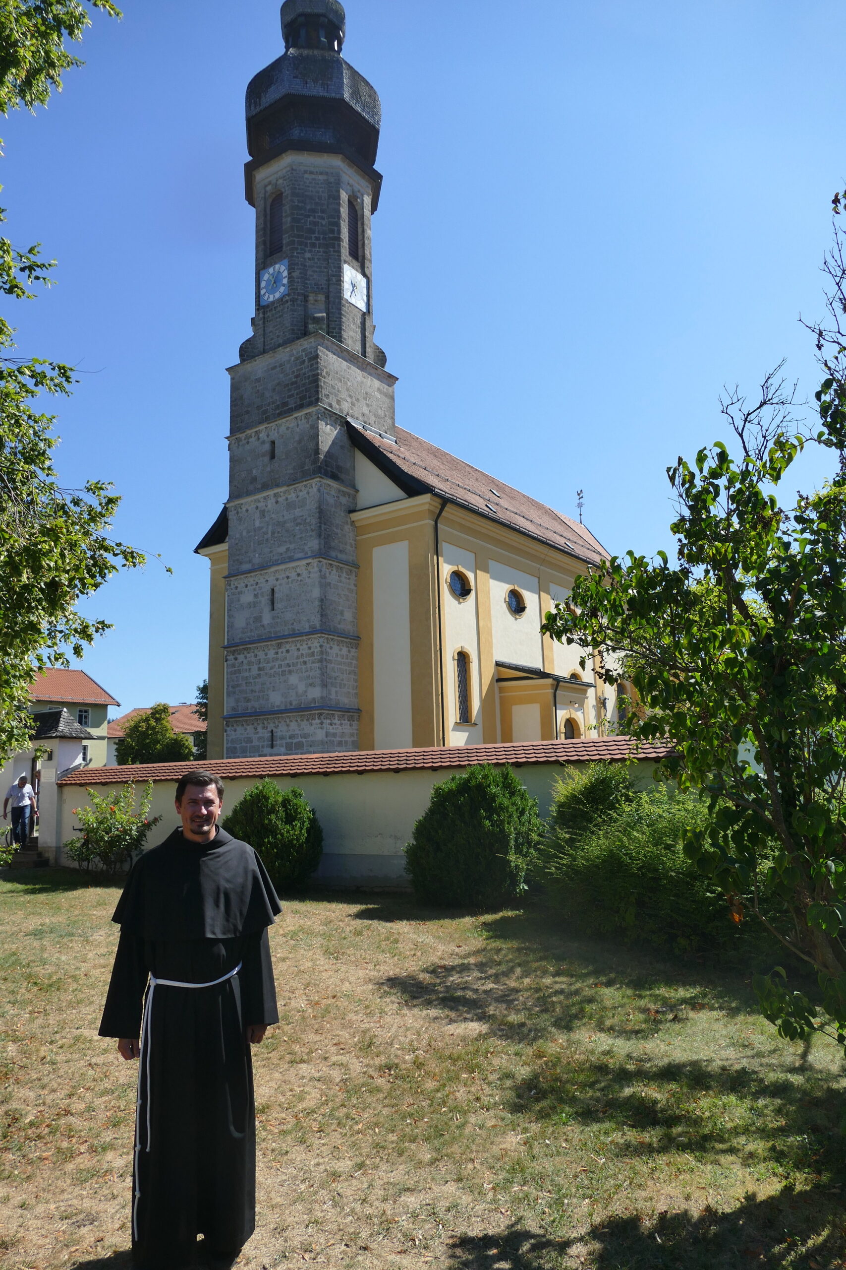 Pater Andrei Mirt vor der Pfarrkirche Vachendorf