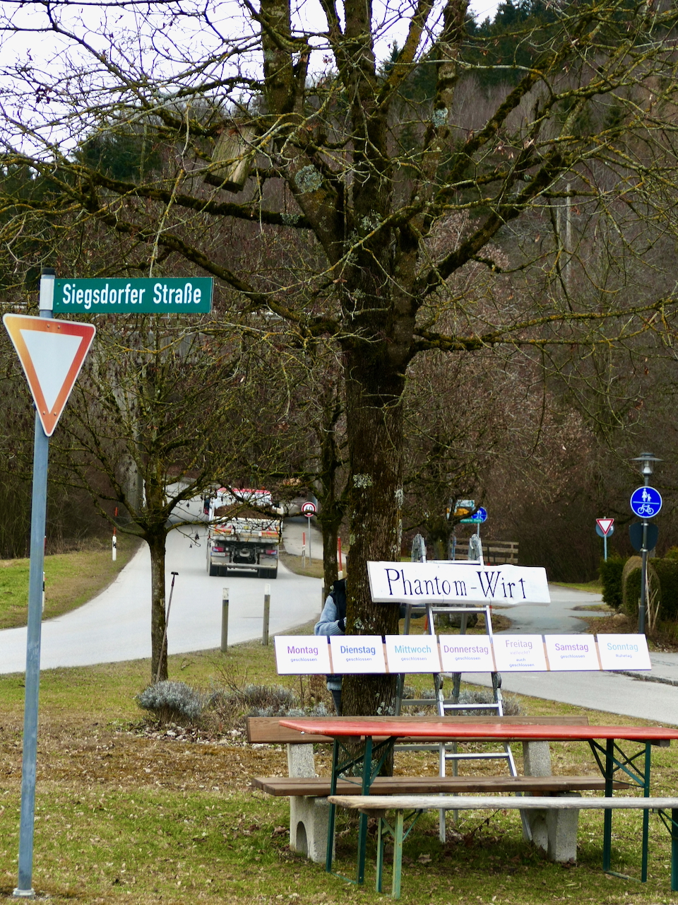 Phantom-Wirt an der Verkehrsinsel in der Siegsdorfer Straße