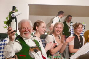 Hermann Schroll mit Klarinette bei seiner Ehrung im Haus der Dorfgemeinschaft