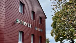 Außenansicht der Grundschule Vachendorf