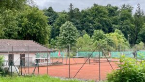 Blick auf die Tennisplätze des SC Vachendorf