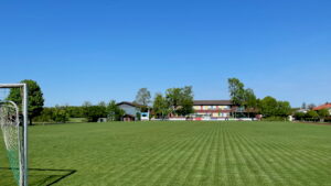 Blick über den gepflegten Fußballplatz des SC Vachendorf