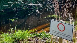 Hinweisschild an einem Waldweg im Bereich des geplanten Wasserschutzgebiets