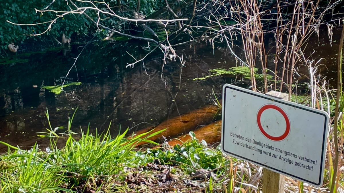 Hinweisschild an einem Waldweg im Bereich des geplanten Wasserschutzgebiets