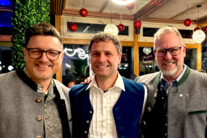 Martin Brunnhuber, Andreas Schultes und Andreas Danzer stehen bei der Wahlkampfveranstaltung der ÜW Bergen nebeneinander