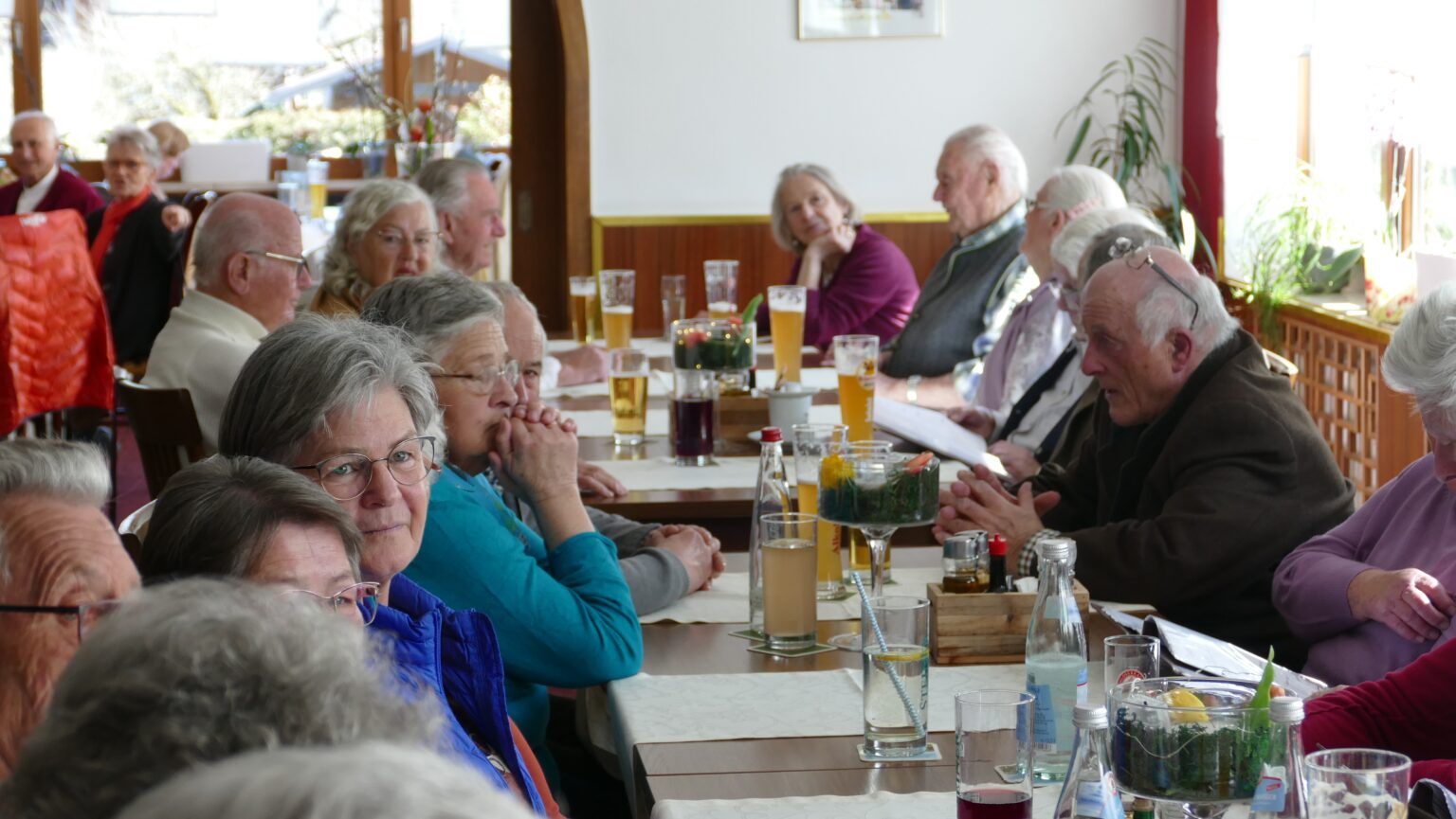 Mitglieder des Clubs der Alten bei der Jahresversammlung
