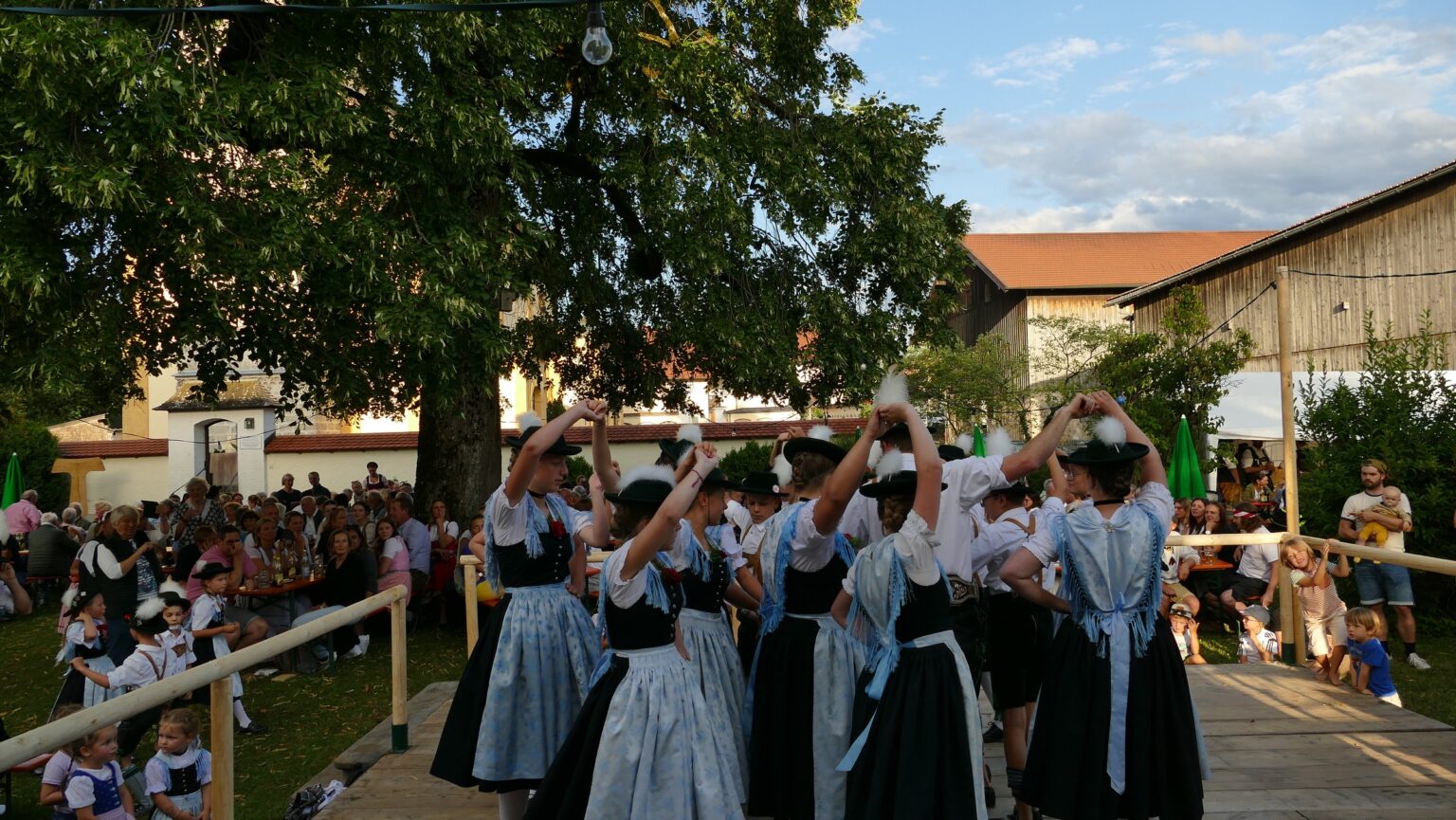 Trachtenkinder beim Dorffest