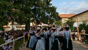 Trachtenkinder beim Dorffest