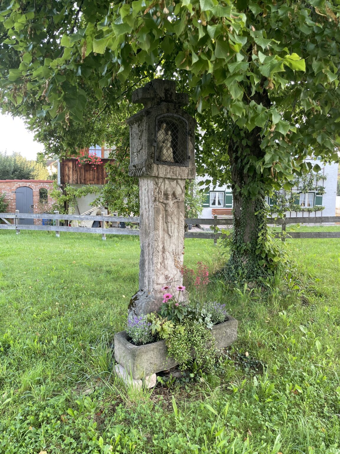 Pestsäule am Maibaum