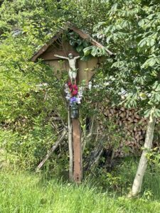 Holzkreuz bei der Kastanie in Wimpasing
