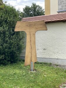 Tau-Kreuz im Pfarrhof