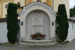 Kriegerdenkmal an der Friedhofmauer