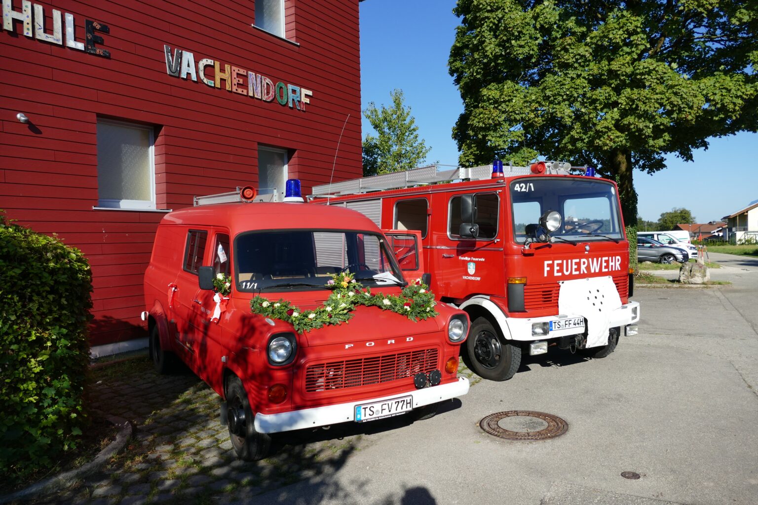 Einsatzfahrzeug und Mitglieder der Freiwilligen Feuerwehr Vachendorf