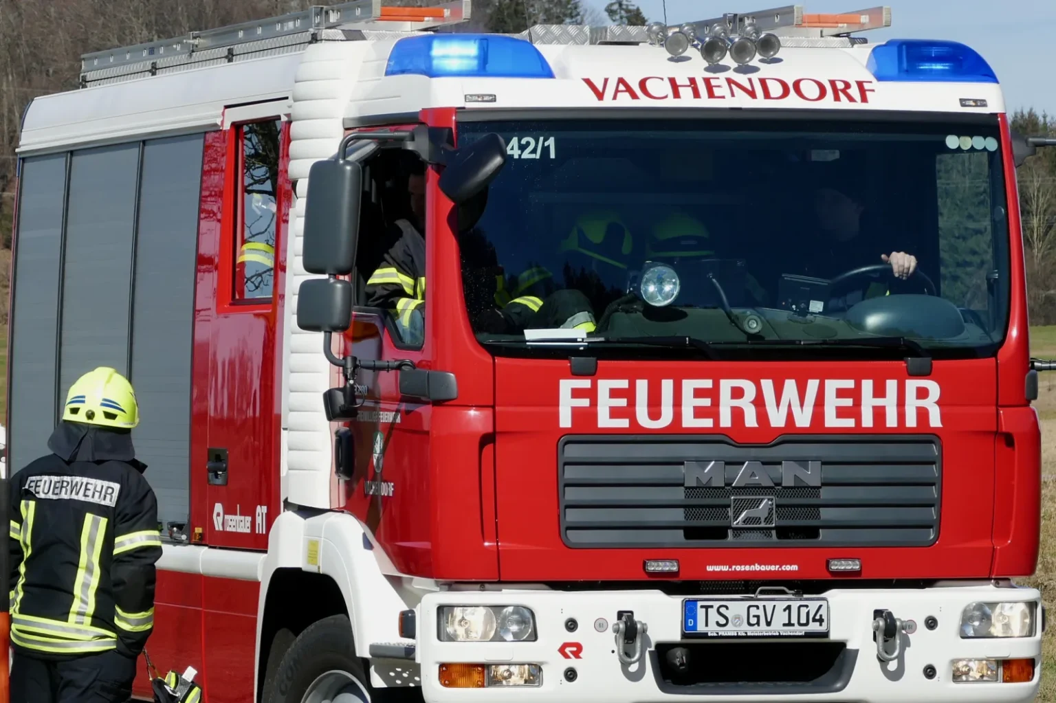 Löschfahrzeug der Freiwilligen Feuerwehr Vachendorf mit Feuerwehrleuten.