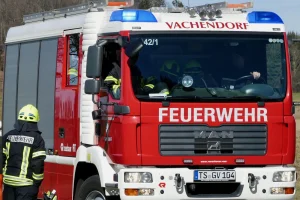 Löschfahrzeug der Freiwilligen Feuerwehr Vachendorf mit Feuerwehrleuten.