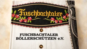 Bestickter Hosenträger der Fuschbachtaler Böllerschützen auf einem weißen Trachtenhemd.