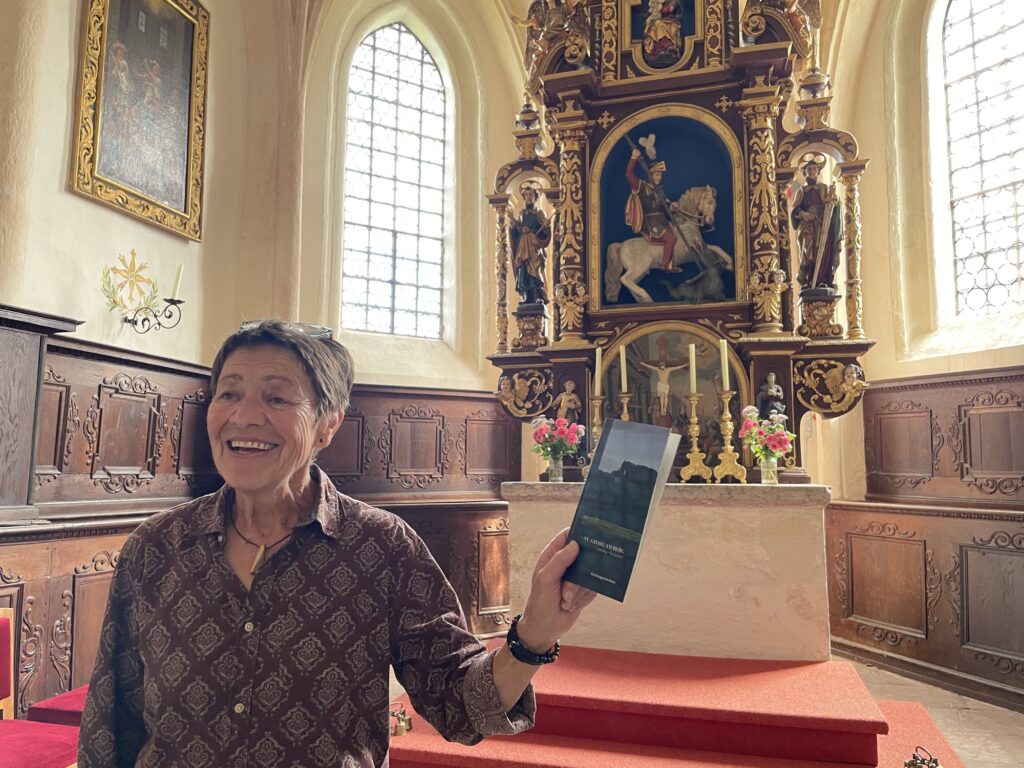 Der neue Kirchenführer St. Georg am Berg wird vor dem Georgsaltar vorgestellt.