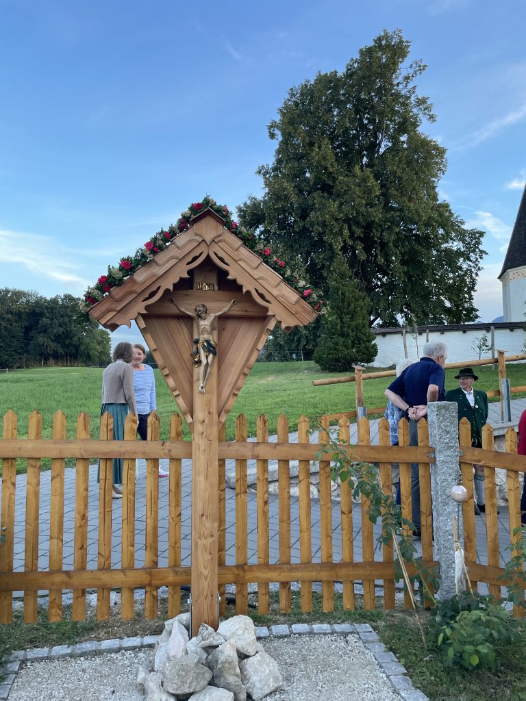 Geschmücktes Hochzeitskreuz im Garten der Familie Meisinger in Einharting.