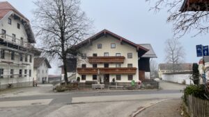Einmündung der Siegsdorfer Straße in die Staatsstraße