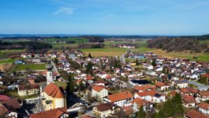 Luftaufnahme des Ortskerns von Vachendorf