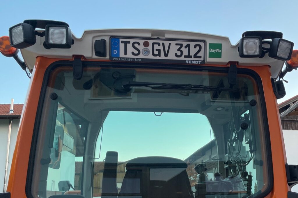 Heckansicht der Kabine mit Arbeitsscheinwerfern und dem Kennzeichen TS GV 312.