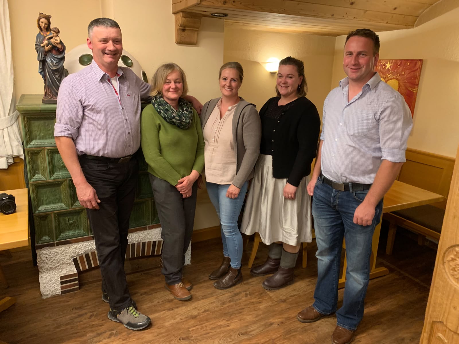Die einstimmig bestätigte Vorstandschaft des Bauernverbandes Vachendorf (von links): Hans Berreiter, stellvertretender Obmann, Silvia Berreiter, Beisitzerin, die Ortsbäuerinnen Christine Oberhauser und Anna Geserer sowie Obmann Tobias Oberhauser.