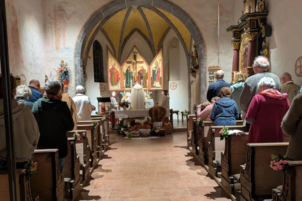 Die Gemeinde feiert Erntedank in St. Jakobus in Bernhaupten.