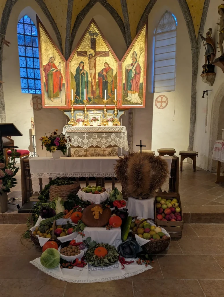 Erntekrone, Brot, Obst und Gemüse vor dem Altar in St. Jakobus Bernhaupten.