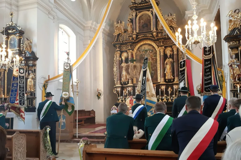 Fahnenabordnungen der Ortsvereine beim Erntedankgottesdienst in Mariä Himmelfahrt Vachendorf.
