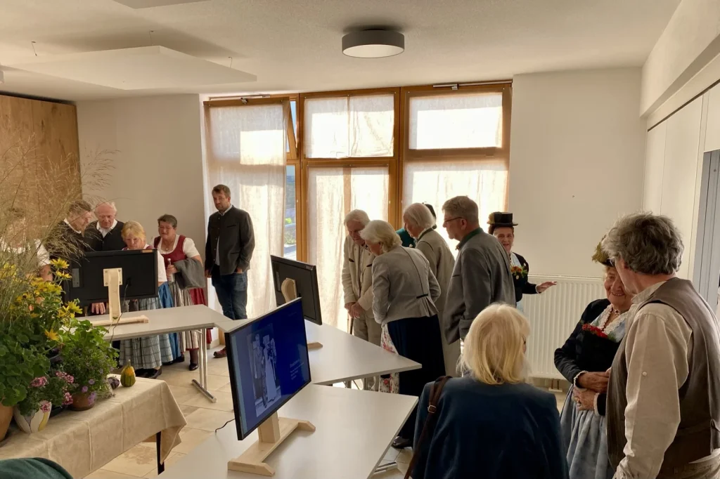 Besucher betrachten historische Fotografien an den Bildstationen.