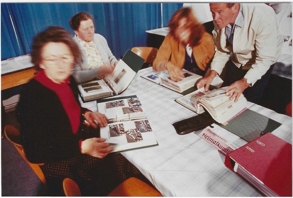 Besucher an den Alben der Kirchenausstellung, 1981
