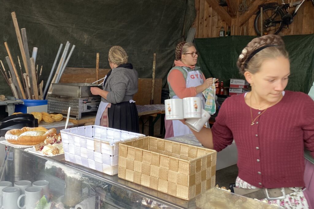 Helferinnen am Stand mit Kaffee, Kuchen und Kirtanudeln.