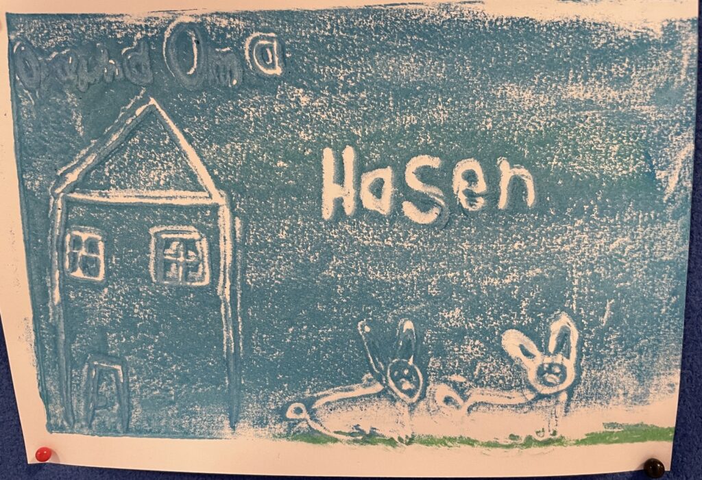 Haus und Hasen finden gemeinsam Platz auf einem Kinderbild.