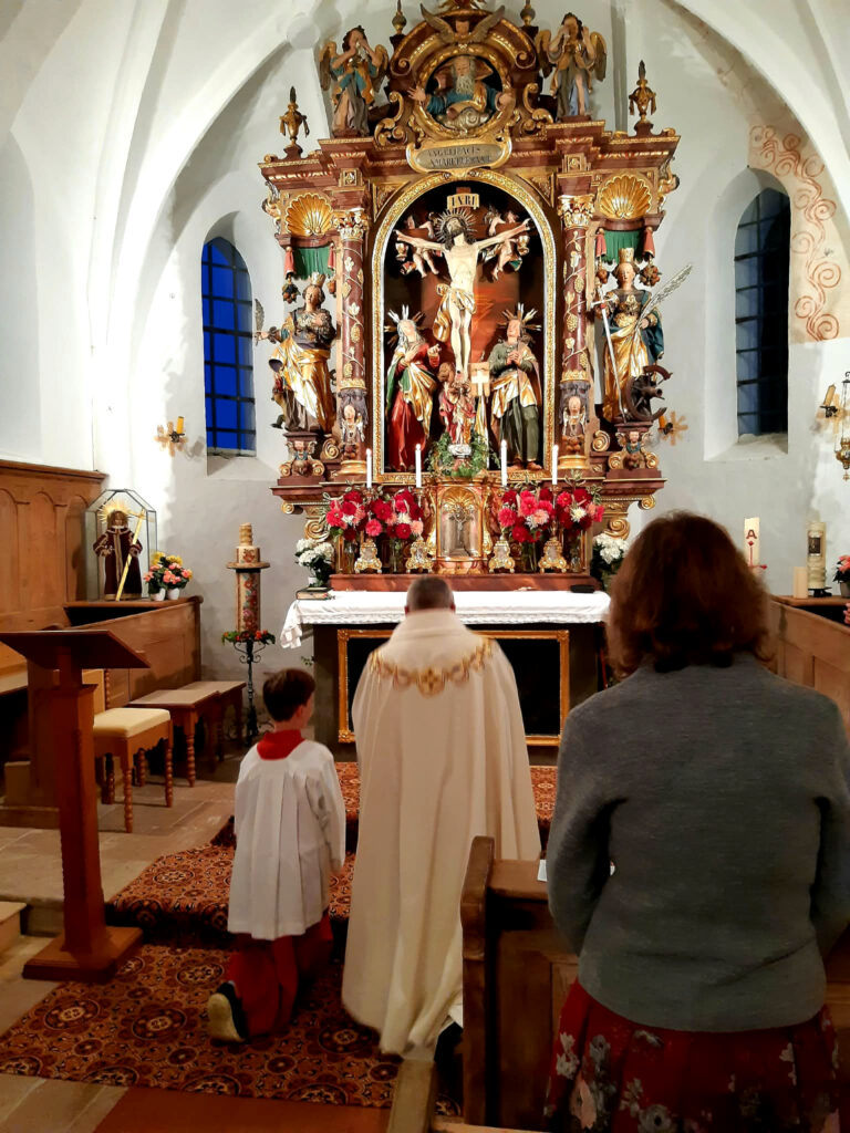 Pater Ioan Lupu und Altardienst bei der Erntedankmesse in St. Margaretha.