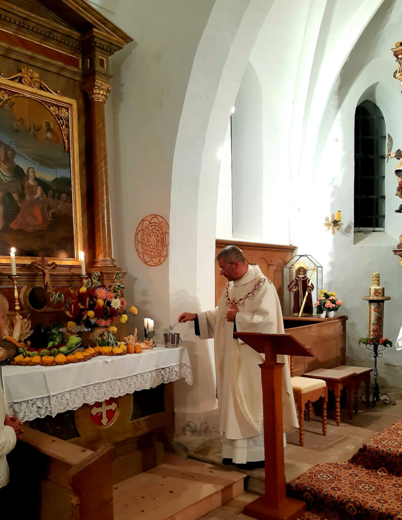 Pater Ioan Lupu segnet die Erntegaben in St. Margaretha in Einharting.
