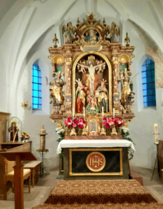 Festlich geschmückter Hochaltar in St. Margaretha in Einharting.