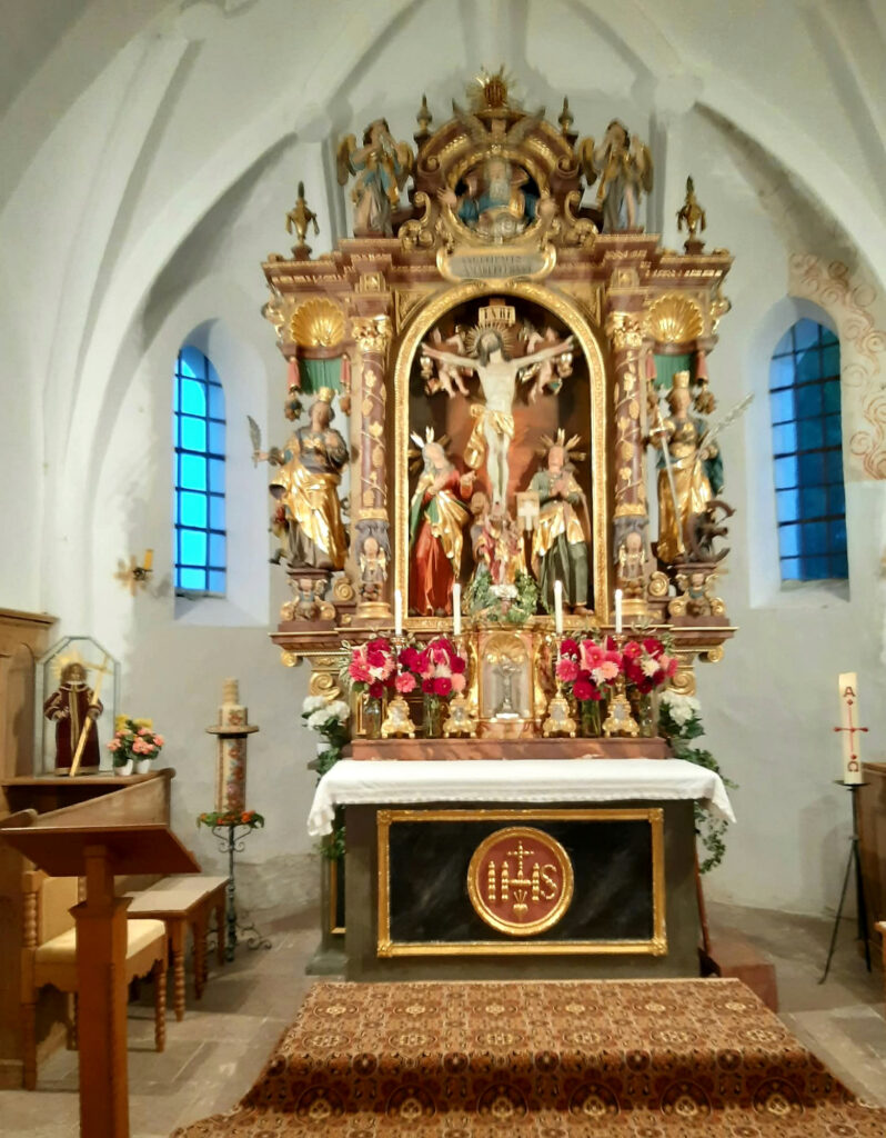 Festlich geschmückter Hochaltar in St. Margaretha in Einharting.