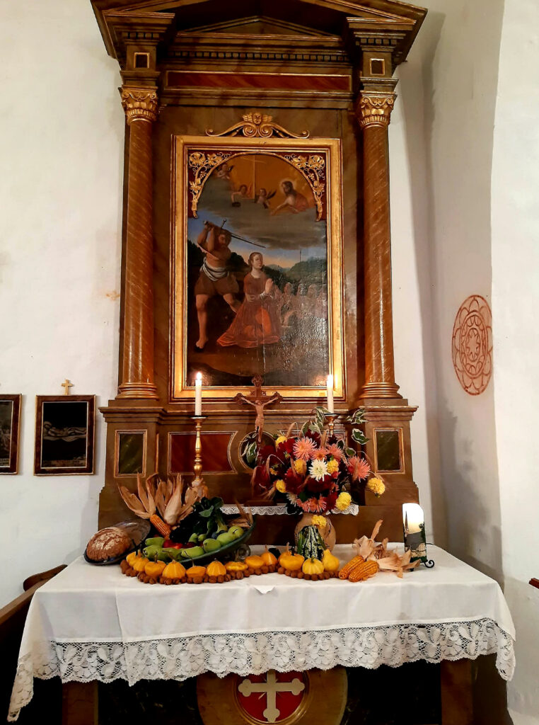 Erntegaben und festlicher Schmuck am Seitenaltar in St. Margaretha in Einharting.