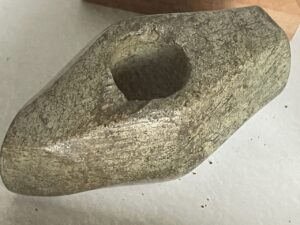 Die geschliffene Steinaxt von Wörglham mit Schaftloch