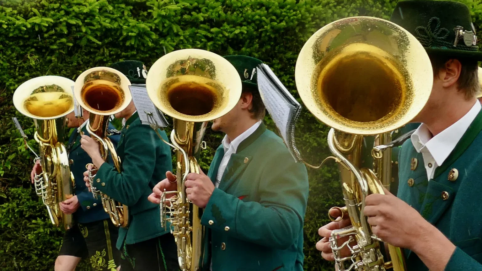 Musiker der Musikkapelle Vachendorf in grüner Tracht mit glänzenden Blechblasinstrumenten.