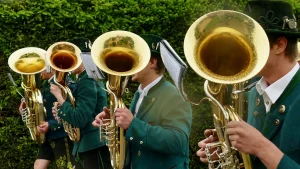 Musiker der Musikkapelle Vachendorf in grüner Tracht mit glänzenden Blechblasinstrumenten.